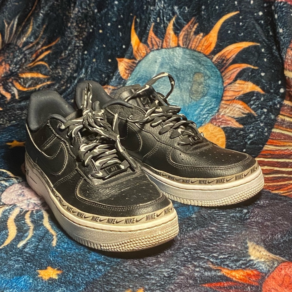 NIKE AIR AF1 low top black leather court shoes/sneakers, white soles, 7